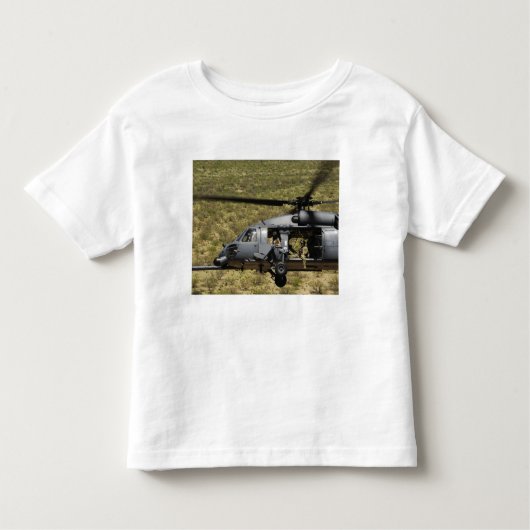 Ein HH-60 Pave Hawk fliegt über die Wüste Kleinkind T-shirt (Vorderseite)