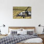 Ein HH-60 Pave Hawk fliegt über die Wüste Leinwanddruck (Insitu (Schlafzimmer))