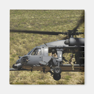 Ein HH-60 Pave Hawk fliegt über die Wüste Magnet