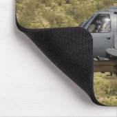 Ein HH-60 Pave Hawk fliegt über die Wüste Mousepad (Ecke)