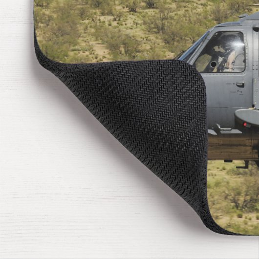 Ein HH-60 Pave Hawk fliegt über die Wüste Mousepad (Ecke)