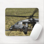 Ein HH-60 Pave Hawk fliegt über die Wüste Mousepad (Mit Mouse)