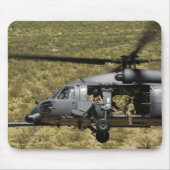 Ein HH-60 Pave Hawk fliegt über die Wüste Mousepad (Vorne)