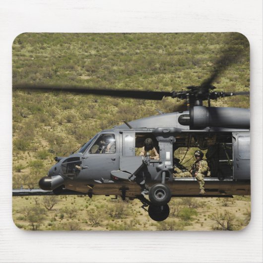 Ein HH-60 Pave Hawk fliegt über die Wüste Mousepad (Vorne)