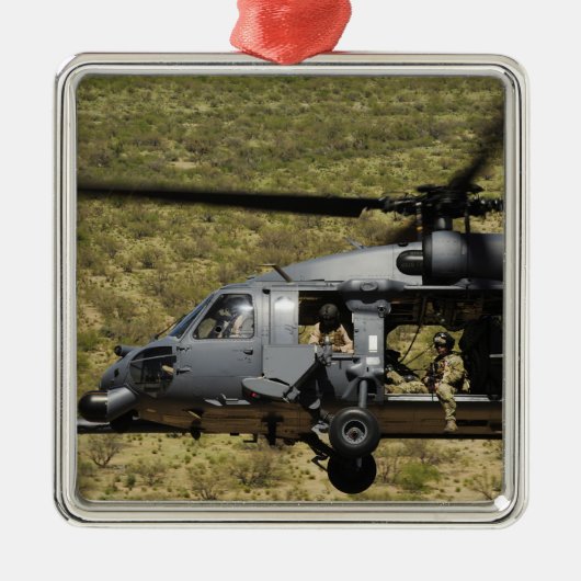 Ein HH-60 Pave Hawk fliegt über die Wüste Silbernes Ornament (Vorne)