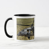 Ein HH-60 Pave Hawk fliegt über die Wüste Tasse (Links)