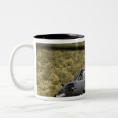 Ein HH-60 Pave Hawk fliegt über die Wüste Zweifarbige Tasse (Links)