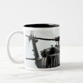 Ein HH-60 Pave Hawk Hubschrauber Zweifarbige Tasse (Links)