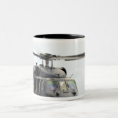 Ein HH-60 Pave Hawk Hubschrauber Zweifarbige Tasse (Mittel)