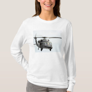 Ein HH-60 pflastern Falkehubschrauber T-Shirt