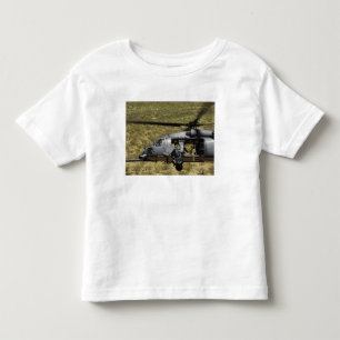 Ein HH-60 pflastern Falken fliegt über die Wüste Kleinkind T-shirt