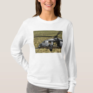 Ein HH-60 pflastern Falken fliegt über die Wüste T-Shirt