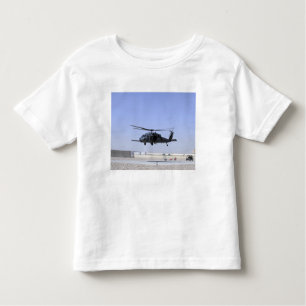 Ein HH-60G Pave Hawk startet vom Camp Bastio Kleinkind T-shirt