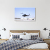 Ein HH-60G Pave Hawk startet vom Camp Bastio Leinwanddruck (Insitu (Schlafzimmer))
