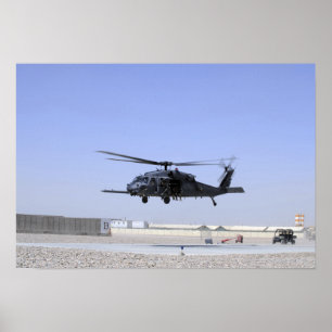 Ein HH-60G Pave Hawk startet vom Camp Bastio Poster