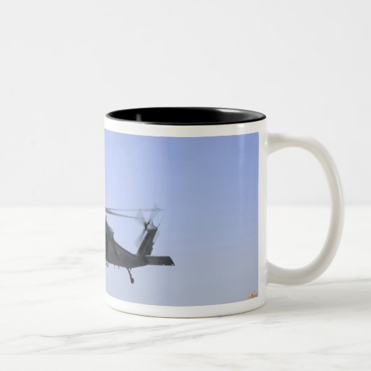 Ein HH-60G Pave Hawk startet vom Camp Bastio Zweifarbige Tasse (Rechts)