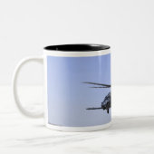 Ein HH-60G Pave Hawk startet vom Camp Bastio Zweifarbige Tasse (Links)