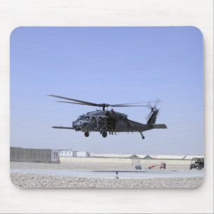 Ein HH-60G pflastern den Falken, der vom Lager Mousepad