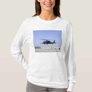 Ein HH-60G pflastern den Falken, der vom Lager T-Shirt