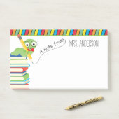 Ein Hinweis von Lehrer mit einem Bookworm Post-it Klebezettel (Auf Schreibtisch)