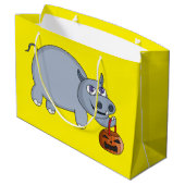 Ein Hippo mit einem Pumpkettenbeutel Große Geschenktüte (Rückseite Schrägansicht)