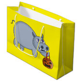 Ein Hippo mit einem Pumpkettenbeutel Große Geschenktüte (Vorderseite Schrägansicht)