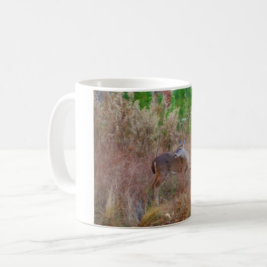 Ein Hirsch im großen Gras Kaffeetasse (Vorderseite Links)