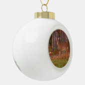 Ein Hirsch im Wald Keramik Kugel-Ornament (Links)