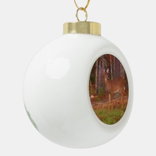Ein Hirsch im Wald Keramik Kugel-Ornament (Links)