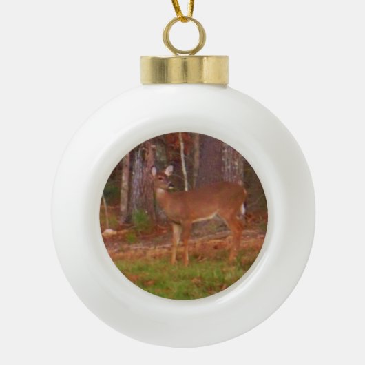 Ein Hirsch im Wald Keramik Kugel-Ornament (Vorderseite)