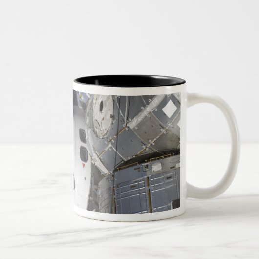 Ein hochwinkeliger Blick auf die Crew Zweifarbige Tasse (Rechts)