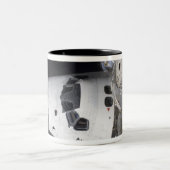 Ein hochwinkeliger Blick auf die Crew Zweifarbige Tasse (Mittel)