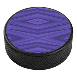 Ein Hockeypuck mit einem lebendigen, violetten geo Eishockey Puck