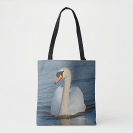 Ein hoffnungsvoller Mute Swan nähert sich Tasche