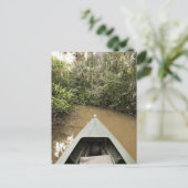 Ein hölzernes Kanu aus Eucylptus-Baum schwimmt in Postkarte (Stehend Vorderseite)