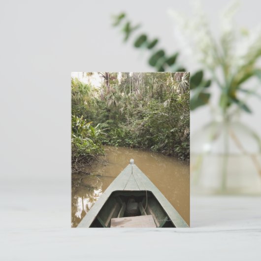 Ein hölzernes Kanu aus Eucylptus-Baum schwimmt in  Postkarte (Stehend Vorderseite)