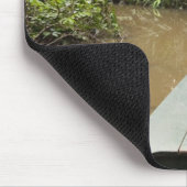 Ein hölzernes Kanu, das von Eucylptus Baum Mousepad (Ecke)