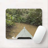 Ein hölzernes Kanu, das von Eucylptus Baum Mousepad (Mit Mouse)