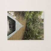 Ein hölzernes Kanu, das von Eucylptus Baum Puzzle (Horizontal)