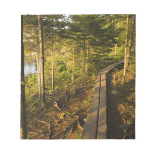 Ein Holzsteg in den Acadia Nationalpark Maine Notizblock