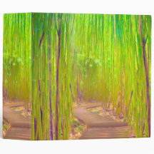 Ein Holzweg durch einen dichten Bambuswald