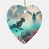 Ein hübsches Gal findet beim Schnorcheln einen Eng Keramik Ornament (Rechts)