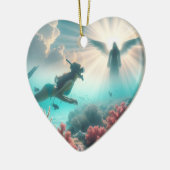 Ein hübsches Gal findet beim Schnorcheln einen Eng Keramik Ornament (Links)