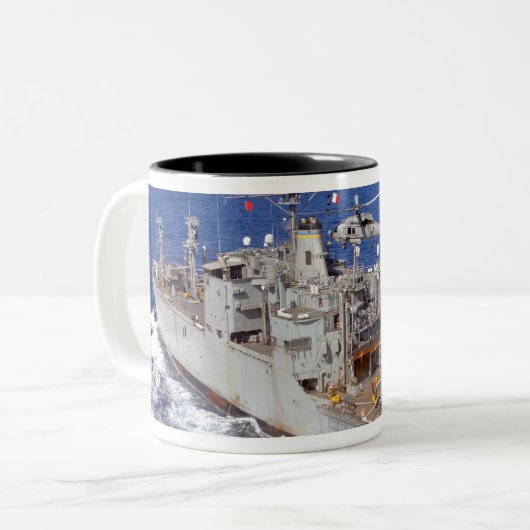 Ein Hubschrauber löscht das Cockpit Zweifarbige Tasse (Vorderseite Links)