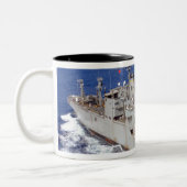 Ein Hubschrauber löscht das Cockpit Zweifarbige Tasse (Links)