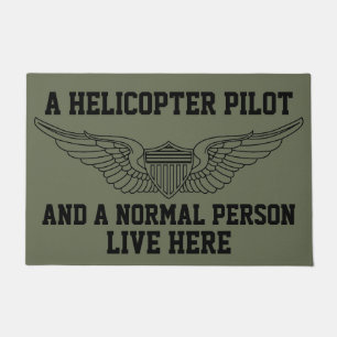 Ein Hubschrauberpilot und eine normale Person lebe Fußmatte