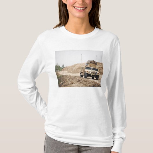 Ein Humvee leitet Sicherheit T-Shirt (Vorderseite)