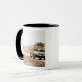 Ein Humvee leitet Sicherheit Tasse (Vorderseite Links)