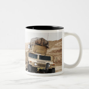 Ein Humvee leitet Sicherheit Zweifarbige Tasse