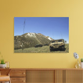 Ein Humvee wird am Ort der erneuten Übermittlung g Leinwanddruck (Insitu (Wohnzimmer))